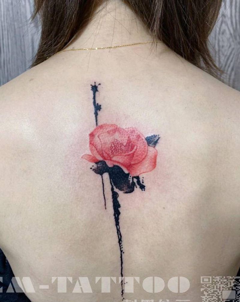 玫瑰纹身图片_颈部水彩纹身图案