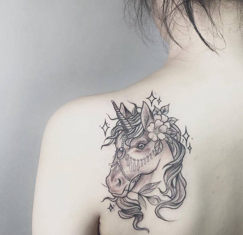 独角兽素花纹身图片_背部素花纹身图案