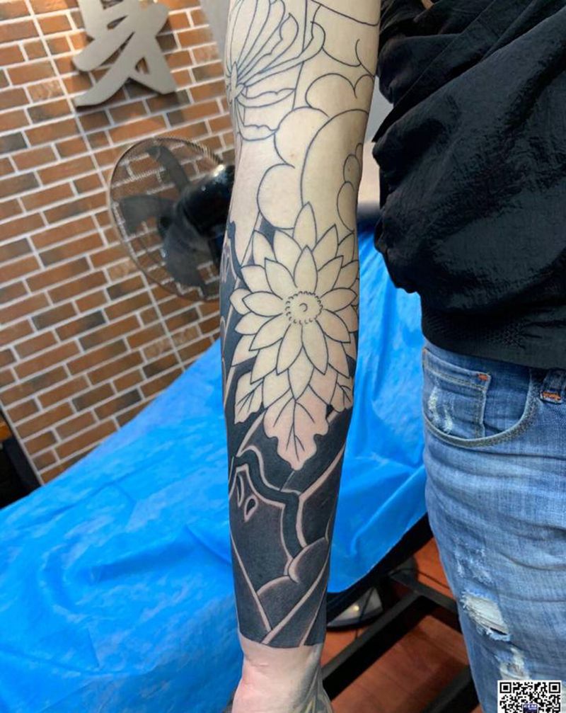 菊花花臂纹身图片_手臂新传统纹身图案
