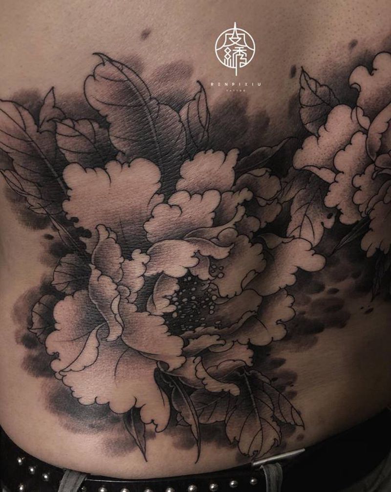 背部牡丹纹身图片_背部新传统纹身图案