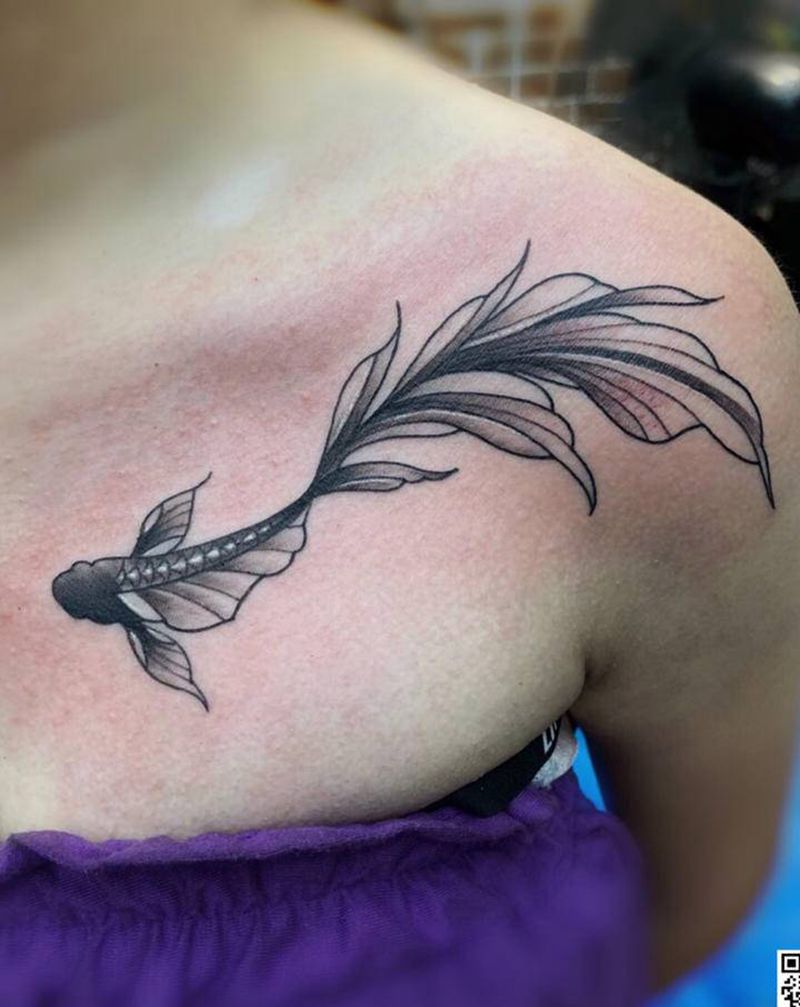 金鱼纹身图片_颈部新传统纹身图案