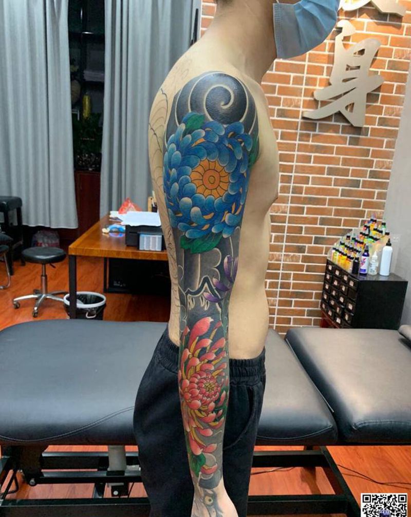 菊花花臂纹身图片_手臂新传统纹身图案