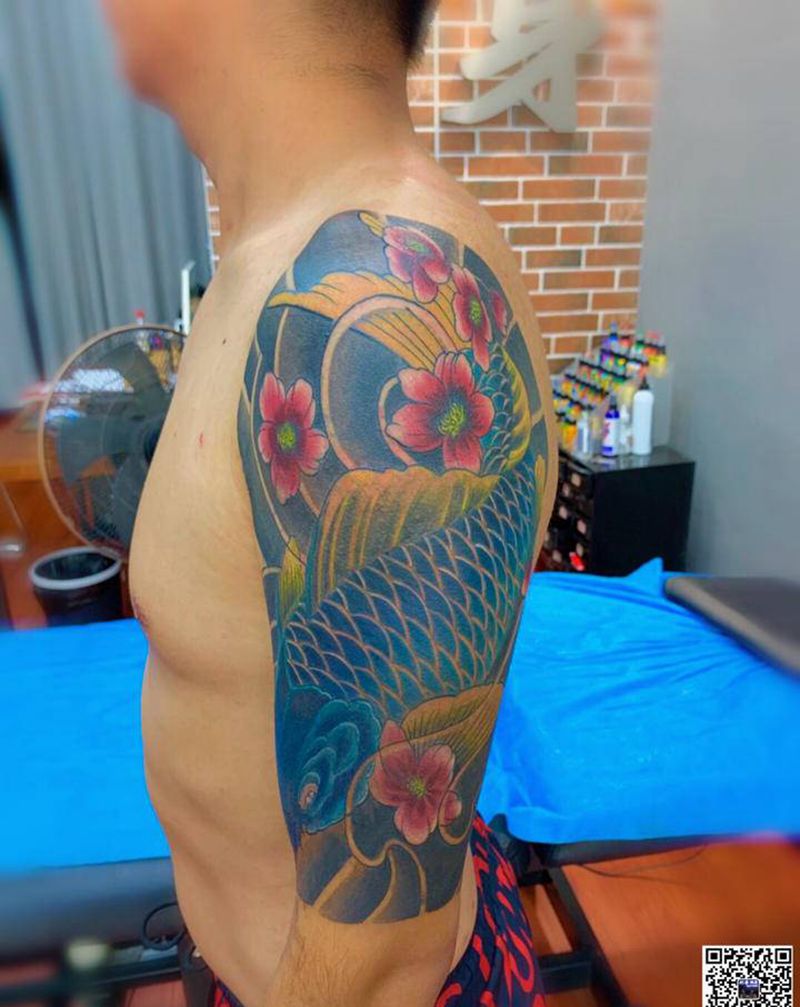 锦鲤纹身图片_手臂新传统纹身图案
