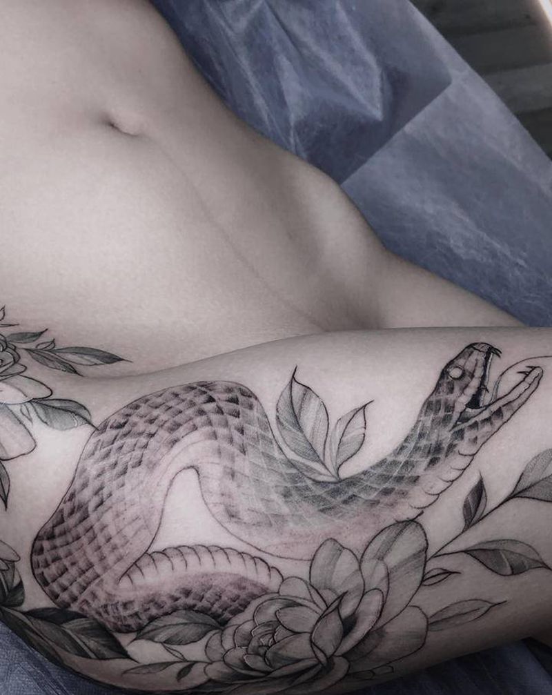 花与蛇纹身图片_臀部腿部小清新纹身图案