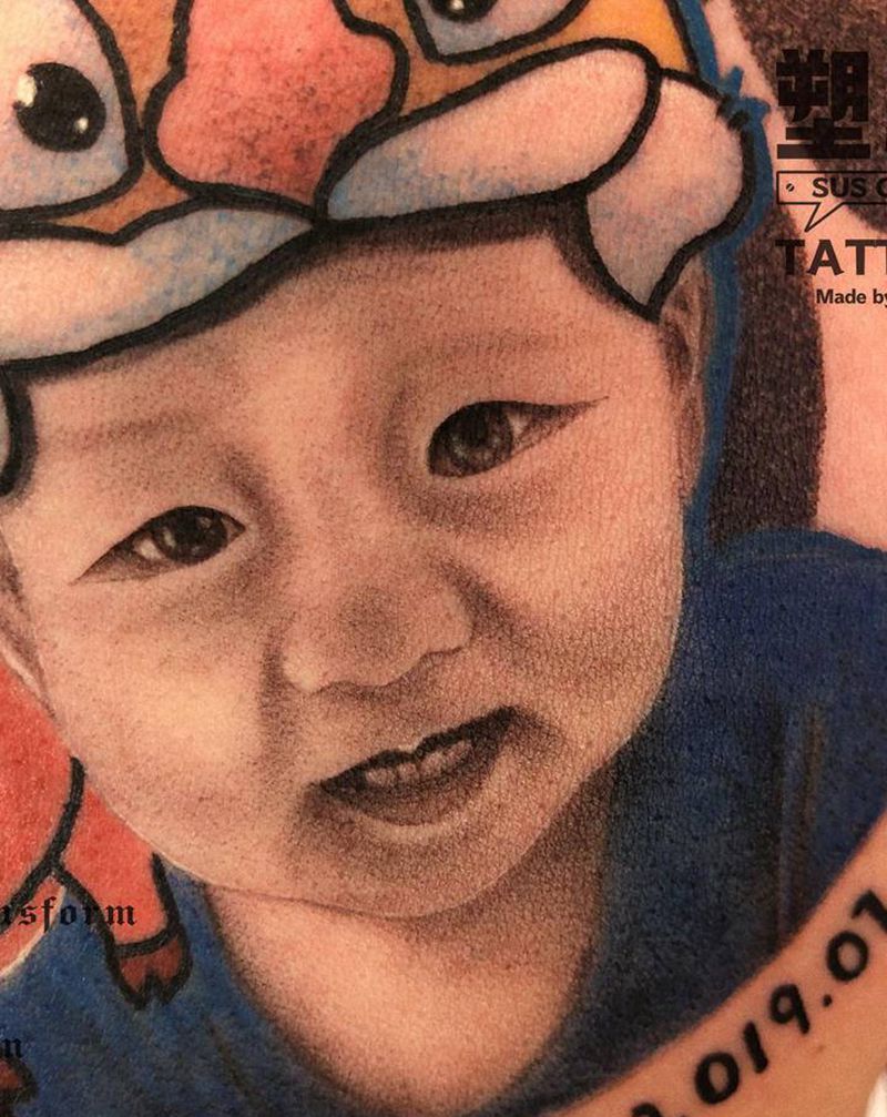 儿童肖像与生肖结合纹身图片_胸部欧美写实水彩纹身图案