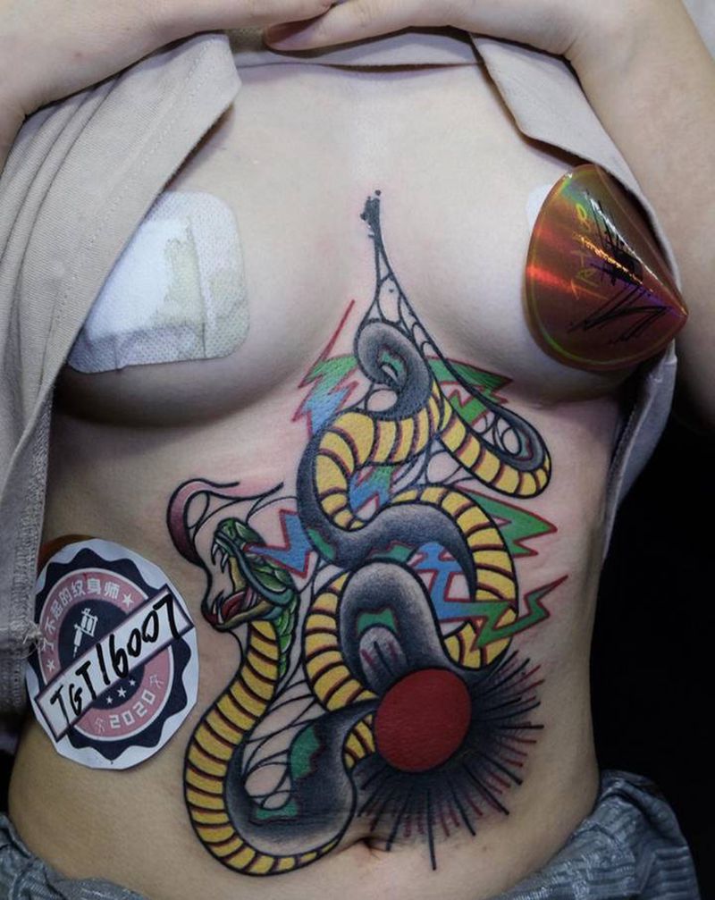 蛇纹身图片_胸部Old School纹身图案