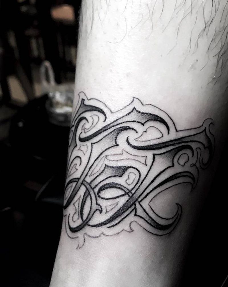 走一波字纹身图片_脚部纹身图案