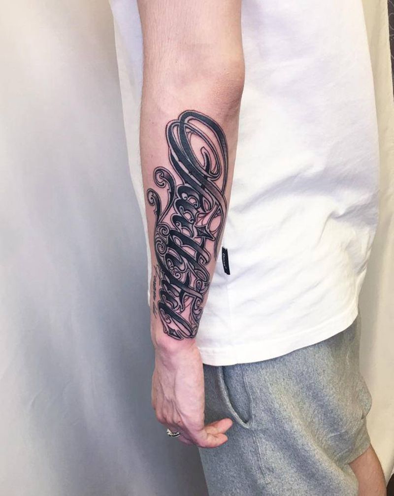 刷字纹身图片_手部花体字纹身图案