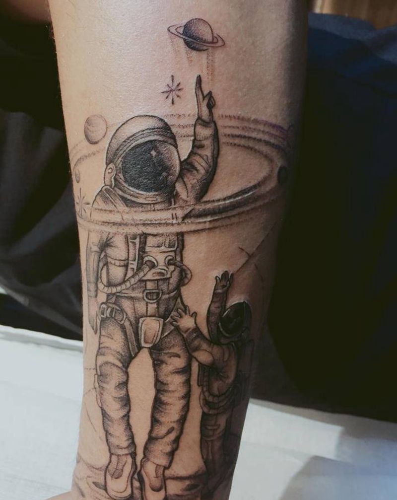 漫步星球纹身图片_手臂点刺太空人纹身图案