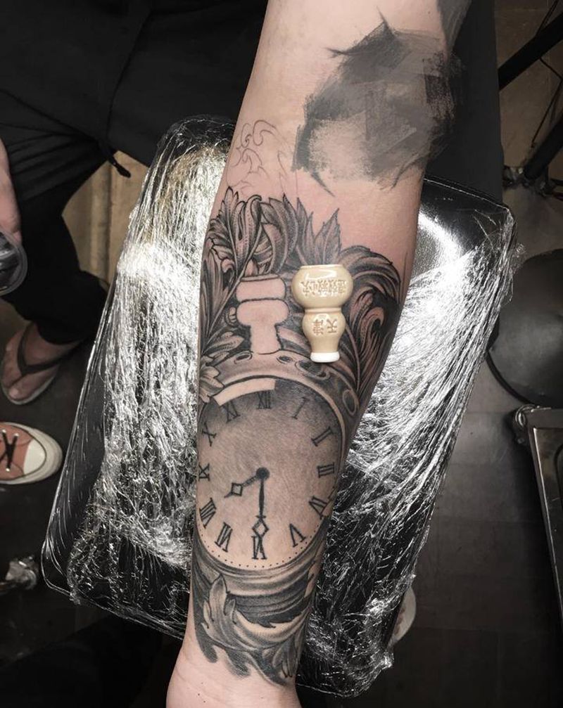 乱入的速效救心丸纹身图片_手部欧美写实纹身图案