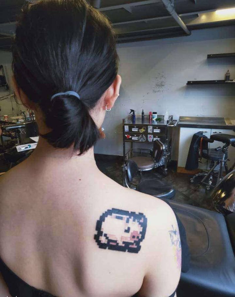 像素小猪存钱罐纹身图片_背部New School图腾像素猪纹身图案