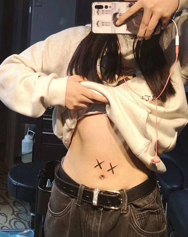 kaws纹身图片_腹部图腾kaws可爱搞怪纹身图案