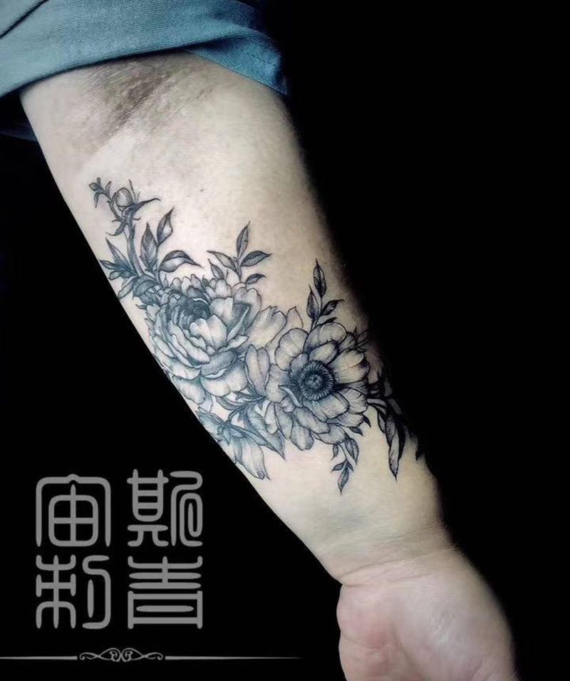 手臂素花纹身图片_手臂点刺花素花纹身图案