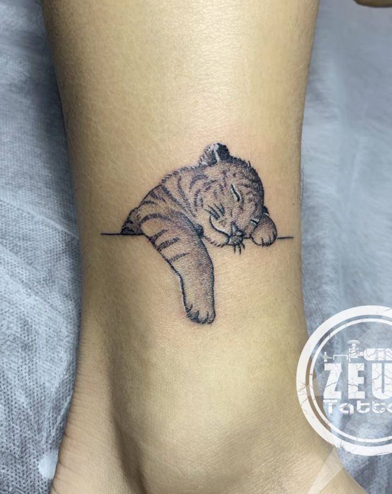 点刺小脑斧纹身图片_脚部点刺老虎可爱纹身图案