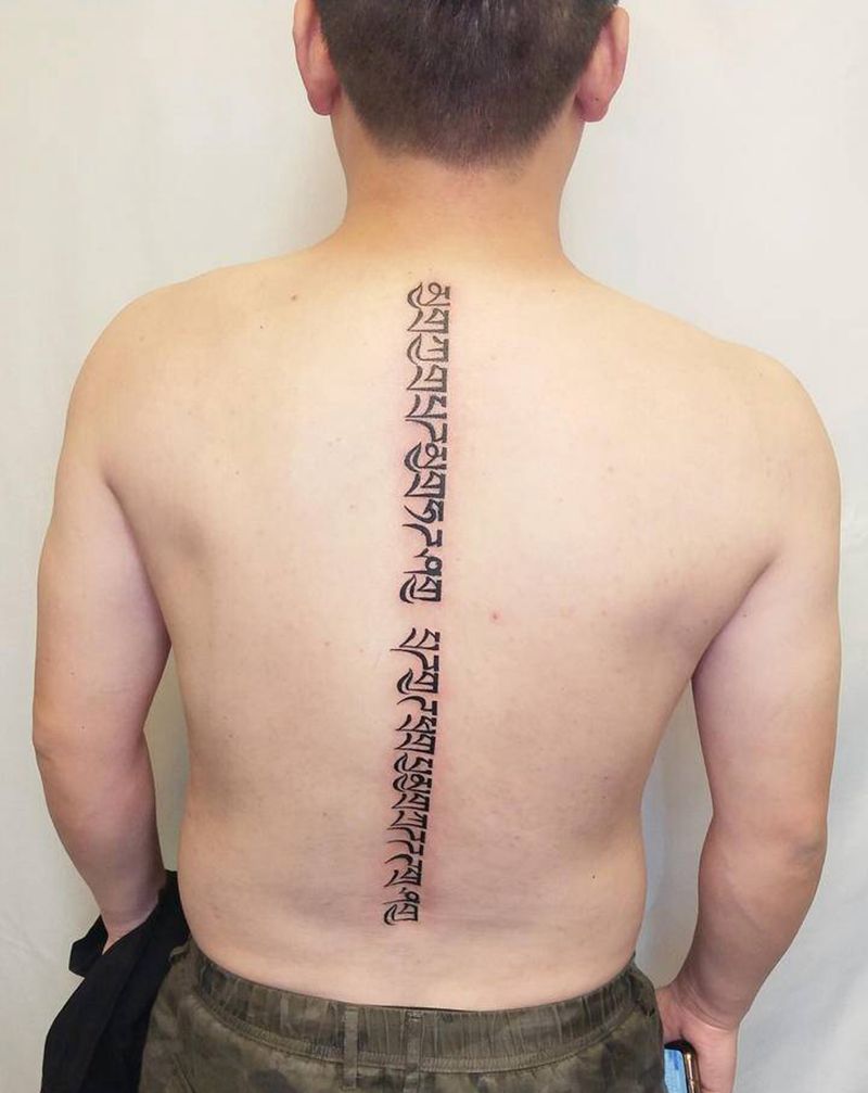 后背脊柱藏文纹身纹身图片_背部纹身图案