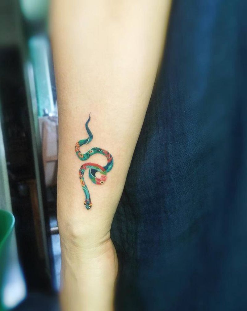 蛇纹身图片_手部New School蛇纹身图案