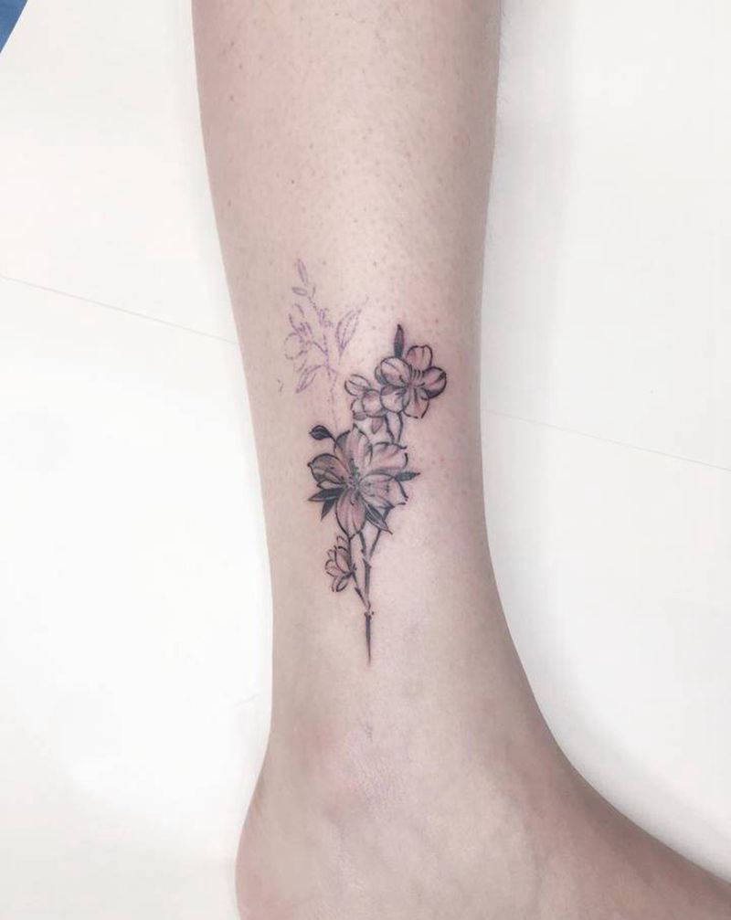 小花纹身图片_腿部点刺纹身图案