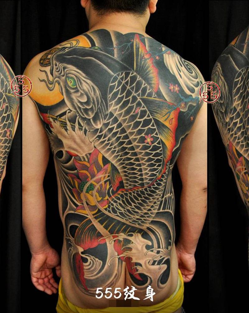 吉祥锦鲤纹身图片_背部臀部新传统老传统满背鲤鱼纹身图案