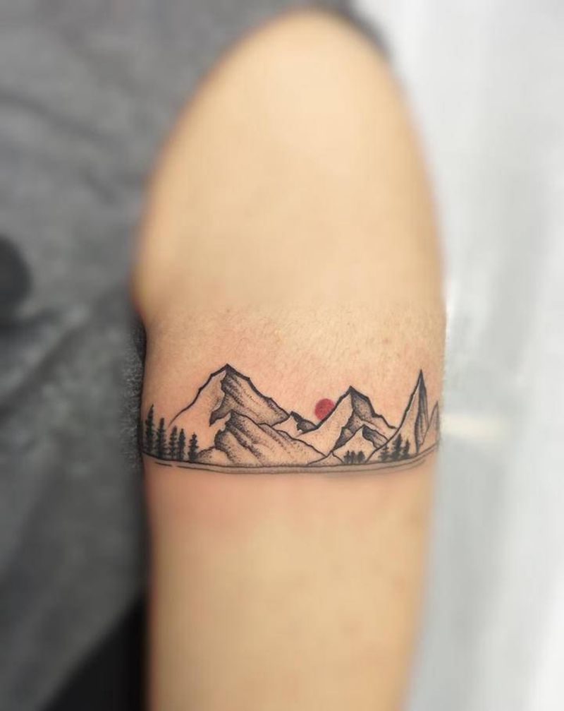 山峰纹身图片_手臂点刺山纹身图案