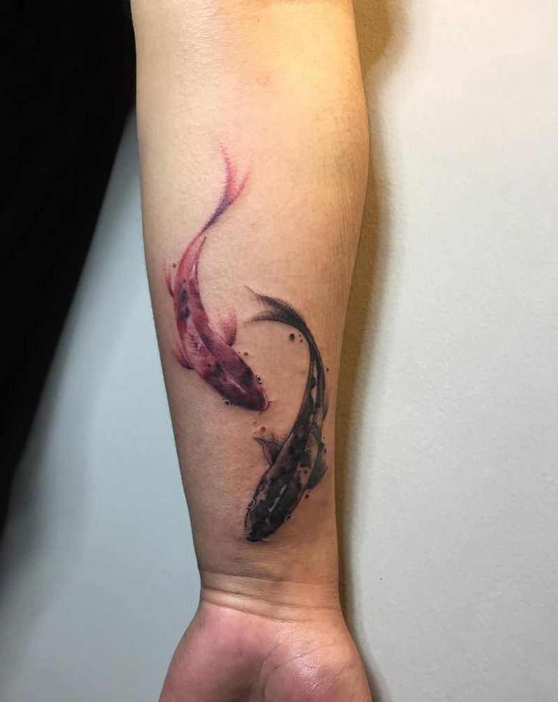 覆盖纹身图片_手臂水墨双鱼纹身图案