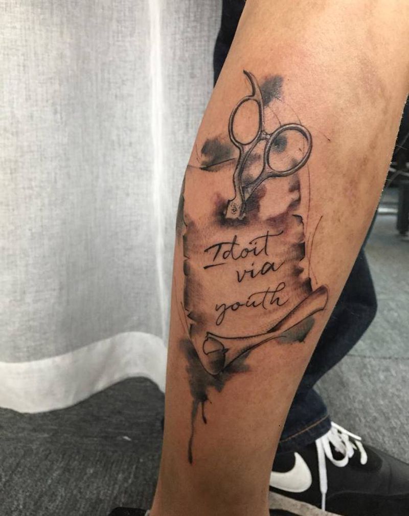 原创设计待续纹身图片_腿部水墨剪刀纹身图案