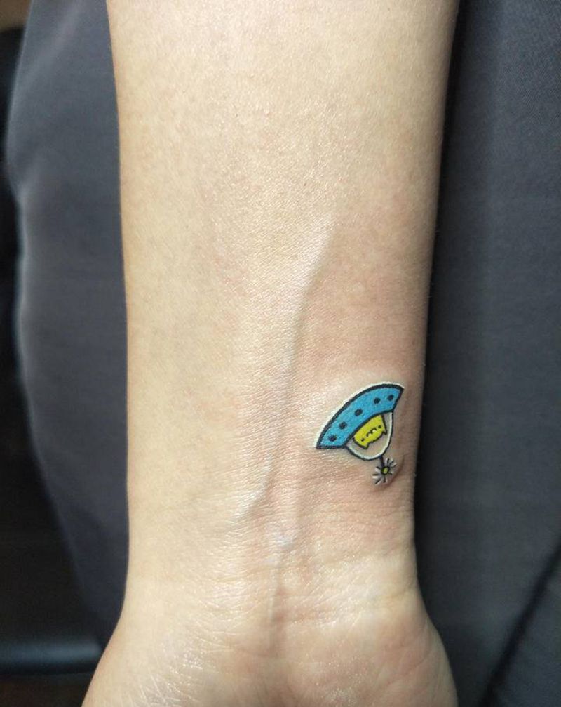 小飞船纹身图片_手部飞船纹身图案