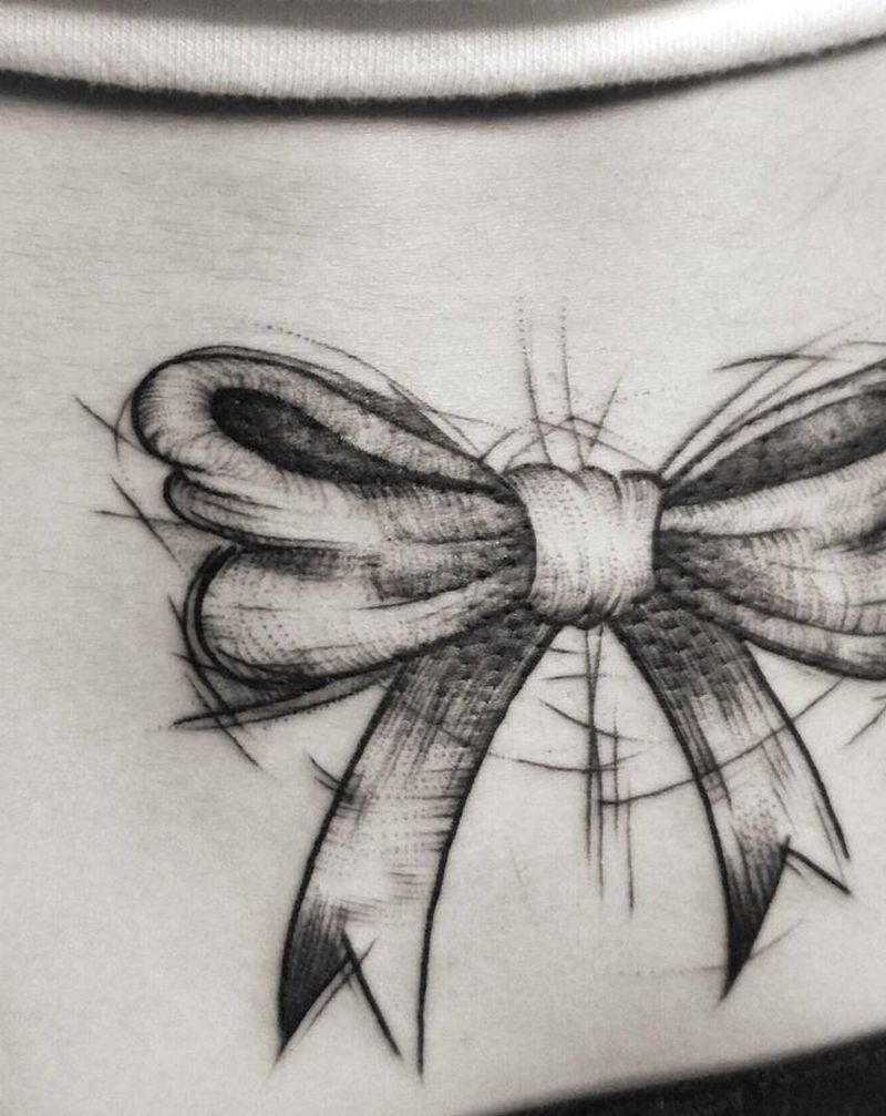 蝴蝶结纹身图片_腰部点刺蝴蝶结纹身图案