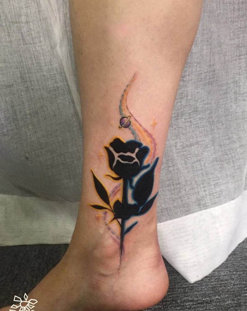 一枝独秀纹身图片_脚部水彩玫瑰纹身图案
