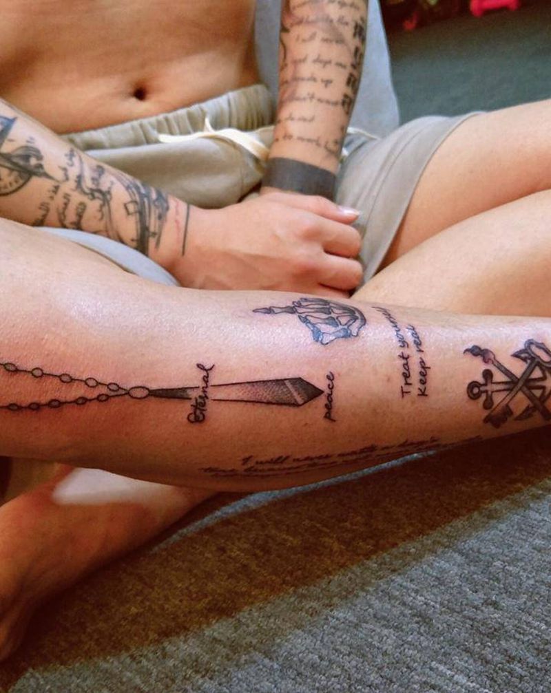 简单的花臂纹身图片_臀部图腾花臂、花腿纹身图案