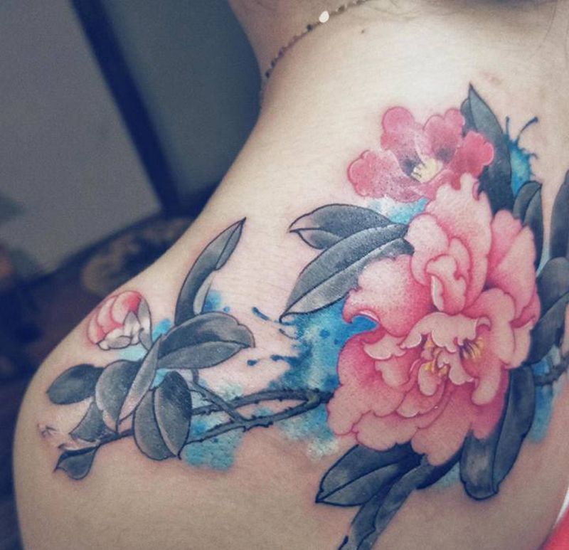 山茶花纹身图片_肩部水墨山茶花纹身图案