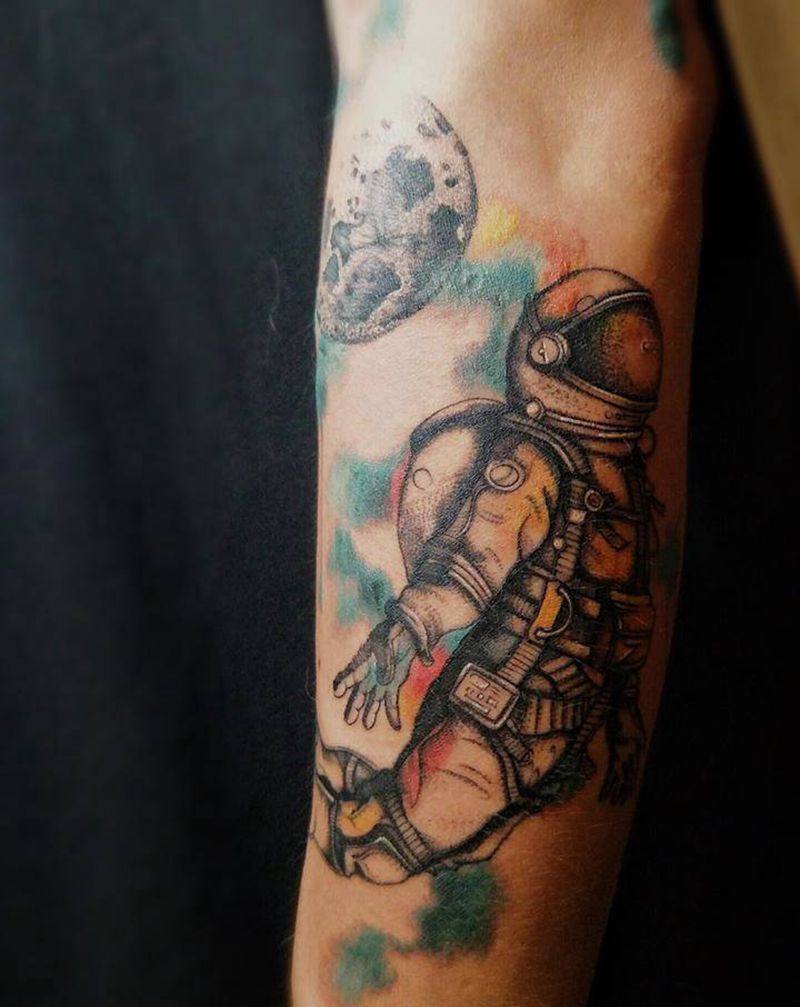 宇航员纹身图片_手臂水彩太空人纹身图案