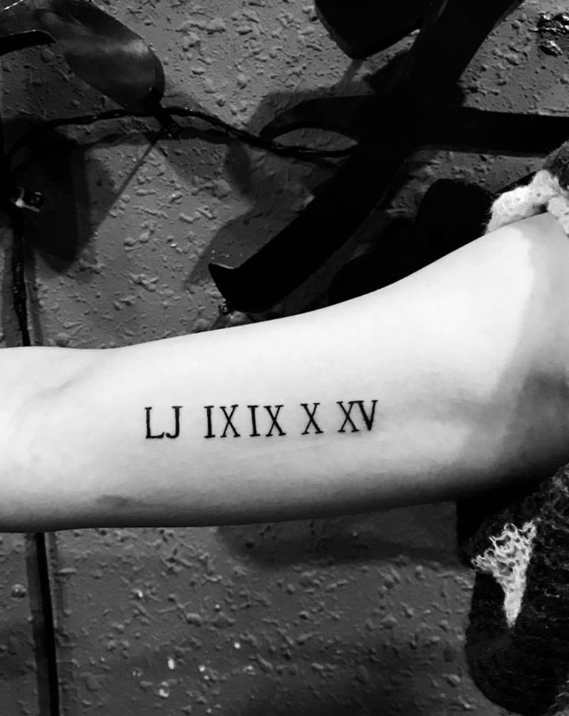 名字+生日纹身图片_手臂罗马数字英文纹身图案