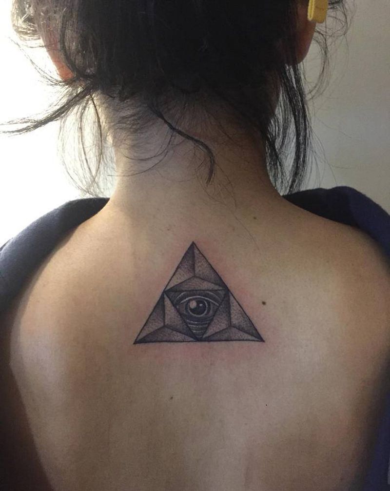 眼睛纹身图片_背部几何眼睛纹身图案