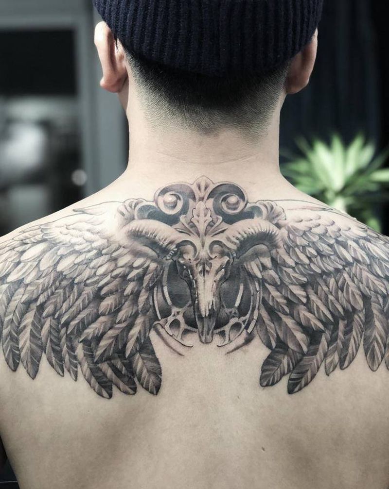 翅膀纹身图片_背部欧美写实纹身图案