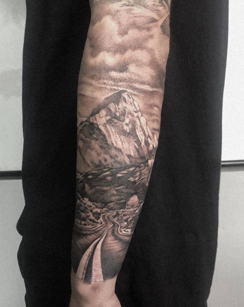 路纹身图片_手臂欧美写实纹身图案