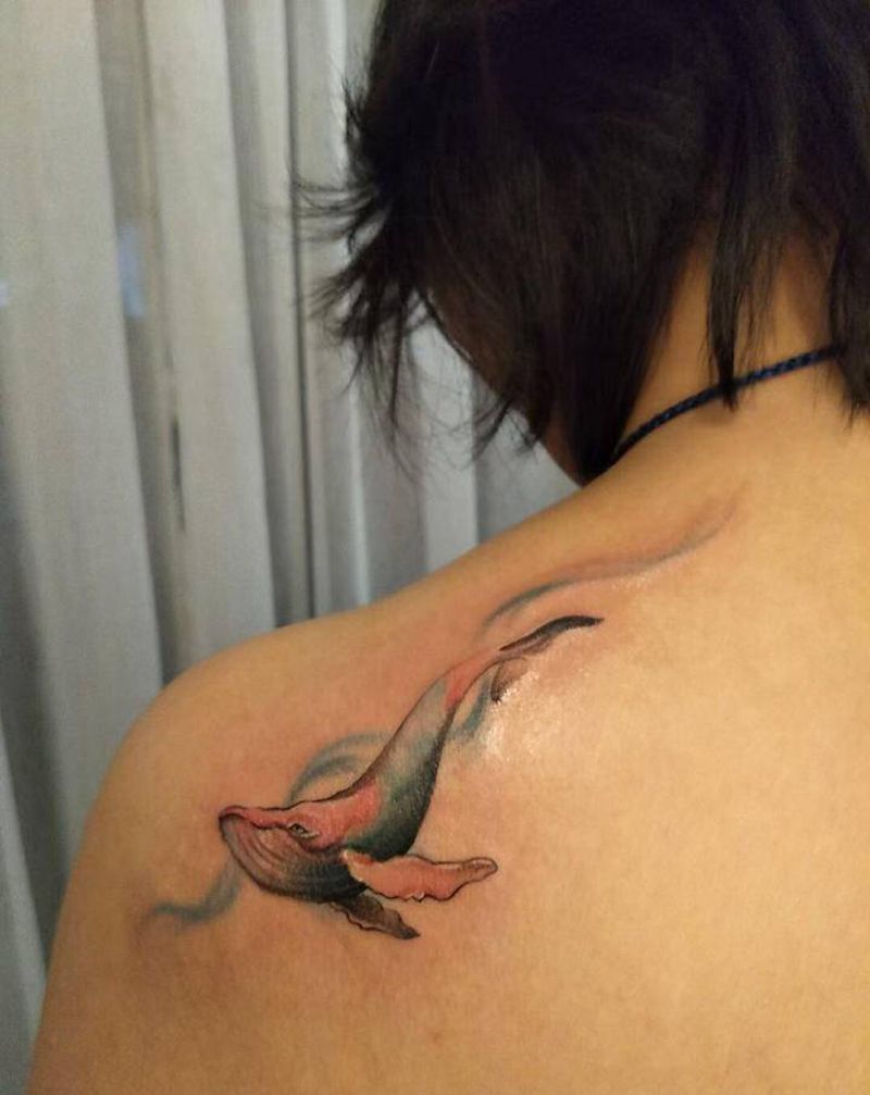 小粉鲸纹身图片_肩部水彩鲸鱼纹身图案