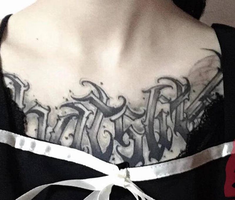 不管什么时候拍照都是美的纹身图片_胸部花体字点刺长沙广州深圳纹身图案