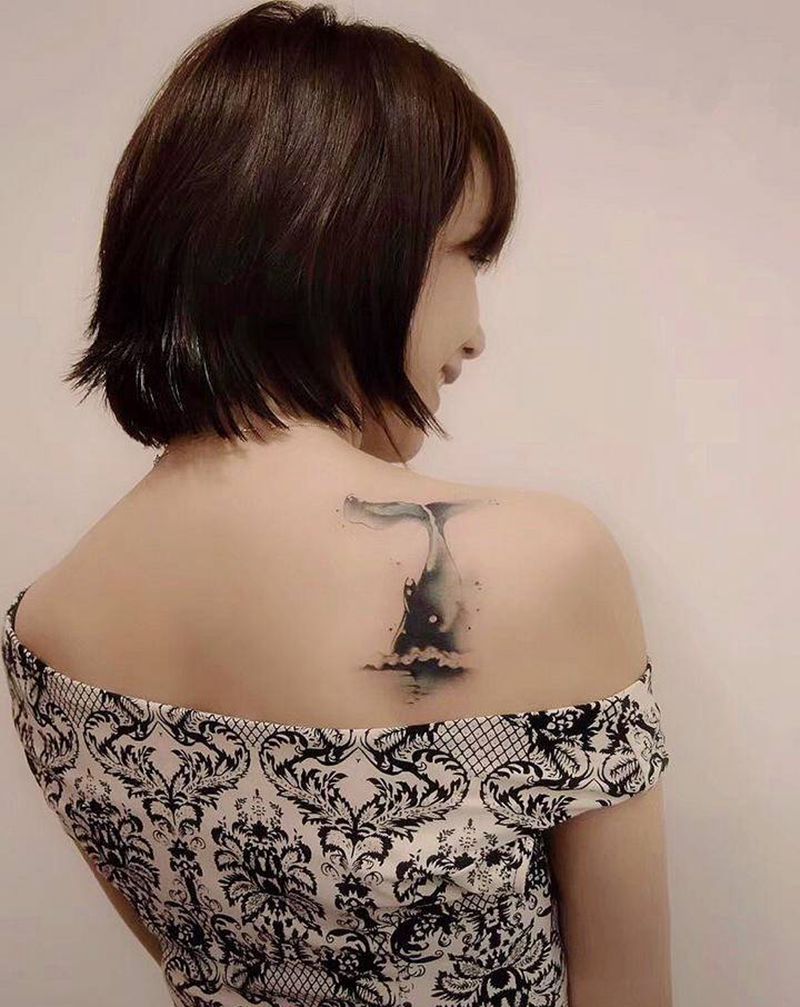海蓝时见鲸纹身图片_肩部New School水彩长沙纹身图案
