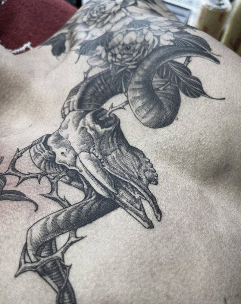 胸花纹身图片_胸部纹身图案