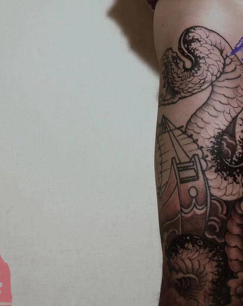 花腿蛇纹身图片_腿部新传统长沙纹身图案