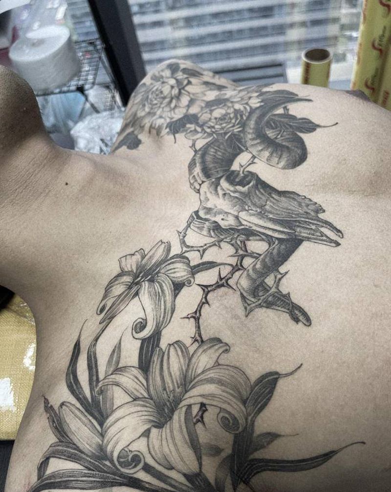 花胸纹身图片_胸部欧美写实纹身图案