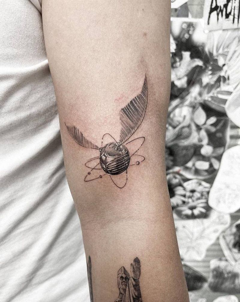 金色飞贼纹身图片_手臂欧美写实纹身图案