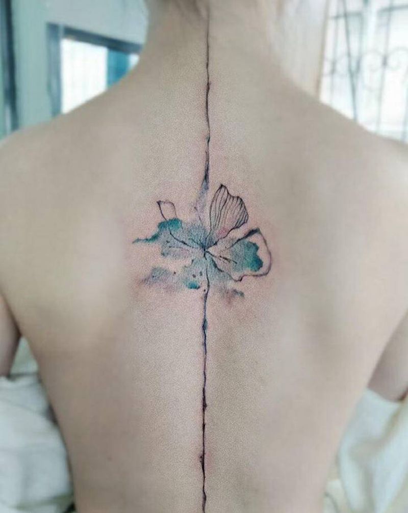 花蝴蝶纹身图片_背部水彩水墨花纹身图案