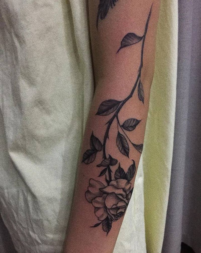 一只花儿纹身图片_手臂点刺玫瑰纹身图案