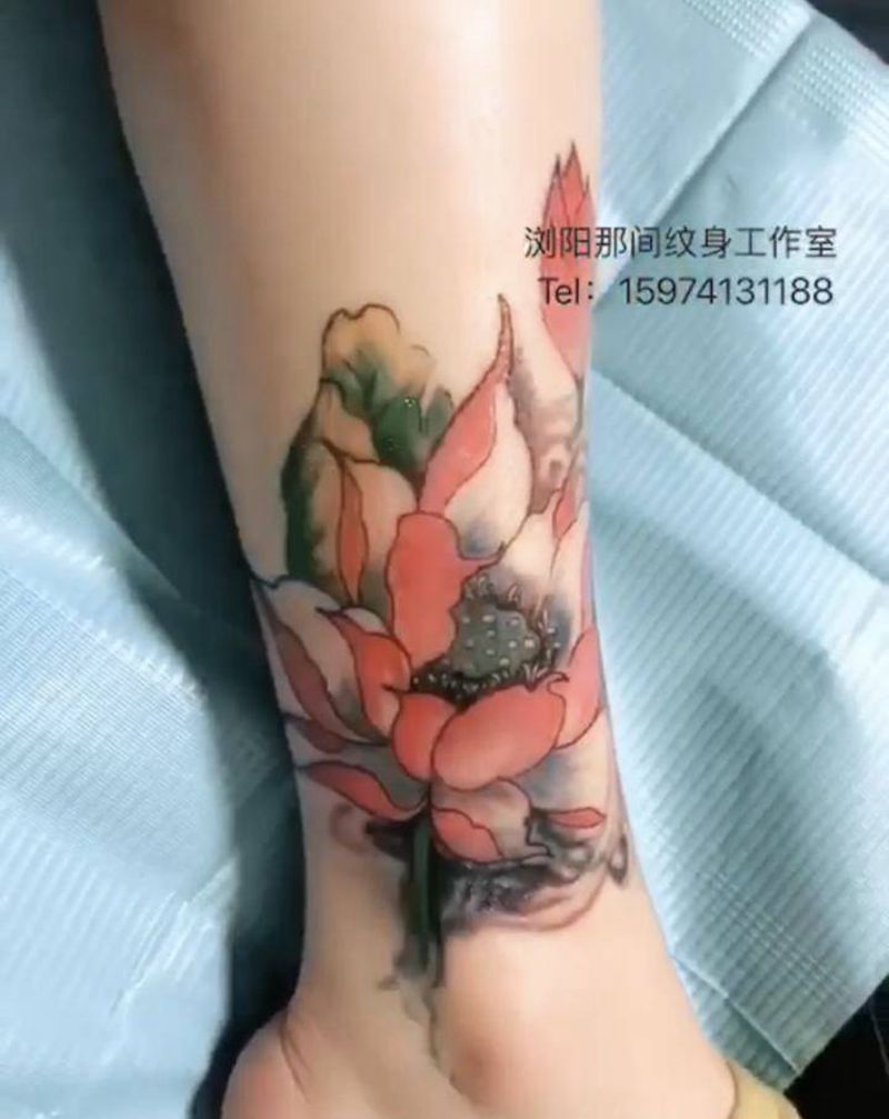 荷纹身图片_脚部水彩老传统纹身图案