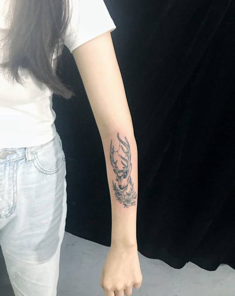 鹿纹身图片_手部纹身图案