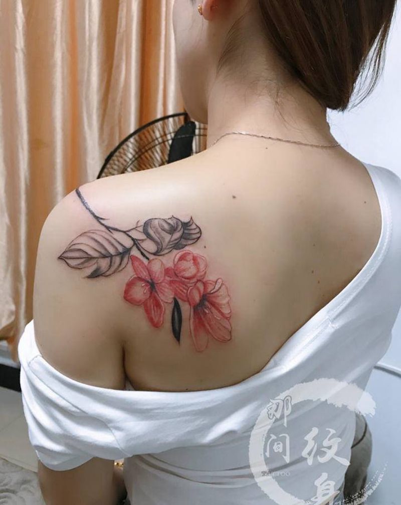 女人.花纹身图片_肩部背部纹身图案