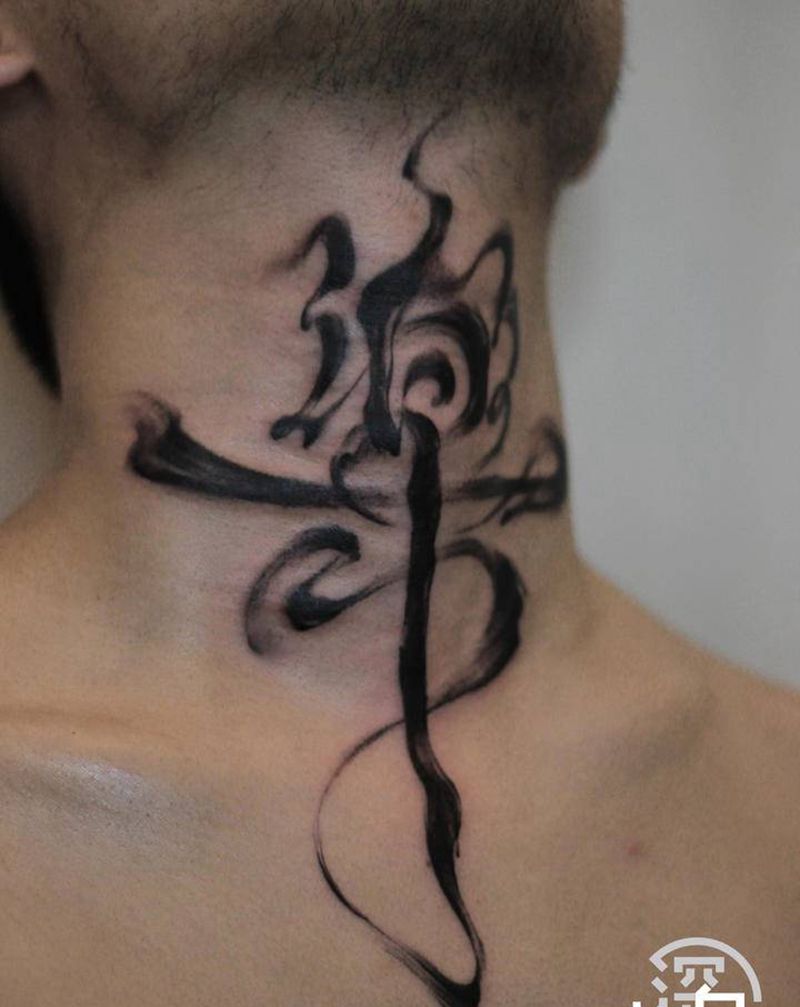 乐纹身图片_颈部水墨花体字毛笔字纹身图案