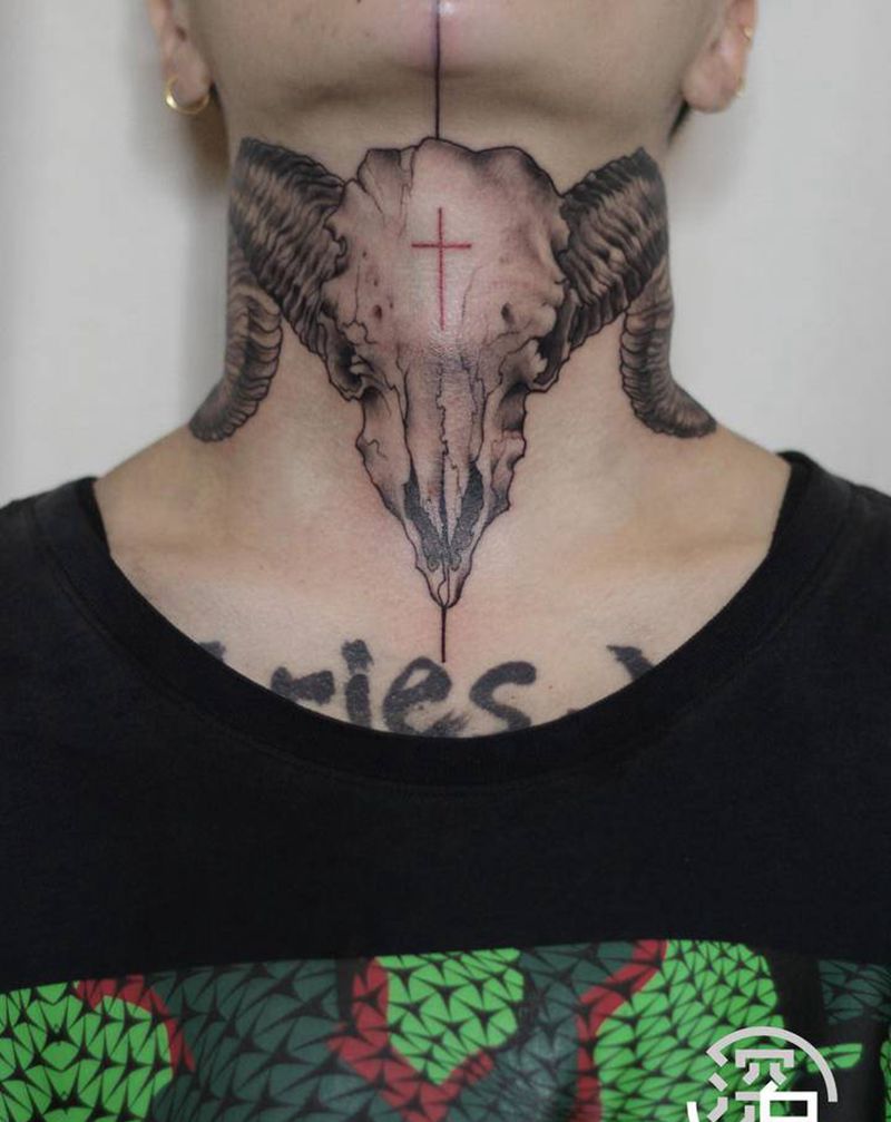 羊头骨纹身图片_颈部欧美写实羊纹身图案