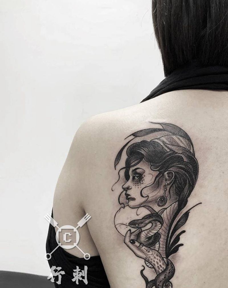 美杜莎纹身图片_背部New School纹身图案